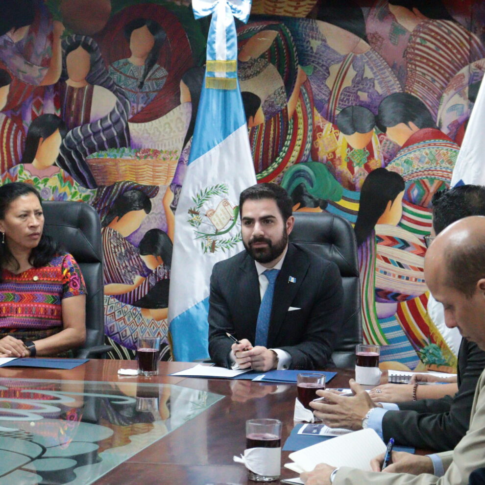 Director Ejecutivo de la CNC, Santiago Palomo en reunión con ministra de Trabajo y Previsión Social, Miriam Roquel. Foto: (CNC, Dirección de Comunicación Social).